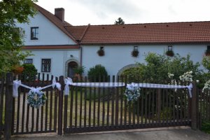 Příjezdová brána vítající svatebčany v Cerekvici