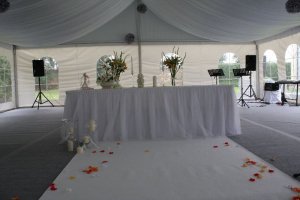 Svatební ulička s bílým kobercem a stolem pro oddávajícího