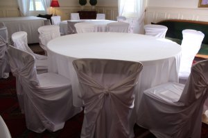 Interiér restaurace a přípravy na svatební hostinu