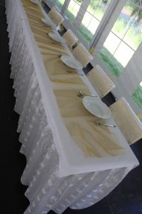 Svatební tabule zdobená organzou a vybavena nádobím z naší půjčovny