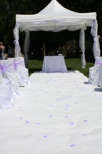 Bílý svatební koberec s dekoračními kvítky