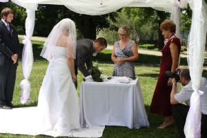 Nevěsta a ženich zachyceni při podpisu