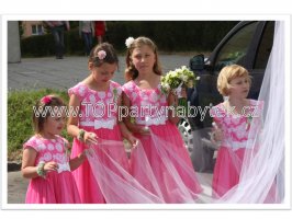 Roztomilé družičky čekající na nevěstu před kostelem ve Zlíně