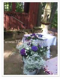 Svatební stolek a květinová výzdoba
