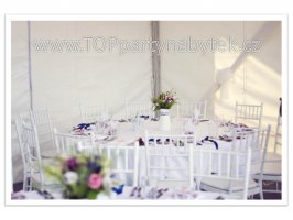 Kulatý stůl se svatební tabulí a bílé vyřezávané židle Chiavary