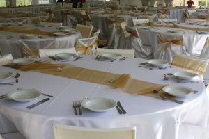 Detail kulatých stolů a nádobí z naší půjčovny - půjčujeme kulaté svatební stoly různých průměrů - tento 180cm - pro 8-10 osob
