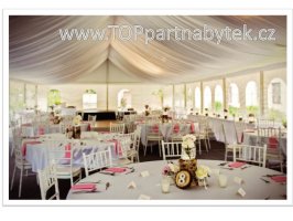 Vnitřek party svatebního stanu s nebesy, kulatými stoly a svatebními židlemi Chiavary
