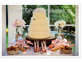 Svatební dort a drobné pamlsky